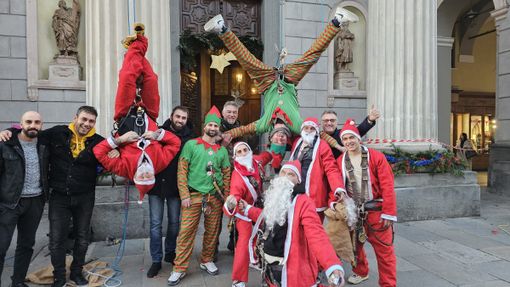 La calata dei babbi Natale dal Duomo di Cuneo ha incantato i bimbi La calata dei babbi Natale dal Duomo di Cuneo ha incantato i bimbi