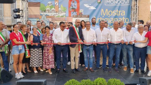 Il momento del taglio del nastro