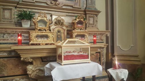 Bra, passaggio nella chiesa delle Clarisse tra reliquie e storie di fede