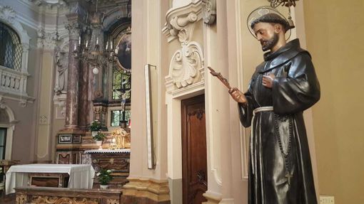 La statua di san Francesco, chiesa delle Clarisse a Bra La statua di san Francesco, chiesa delle Clarisse a Bra