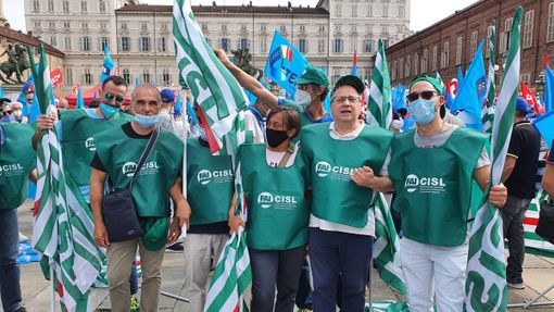Le bandiere della Fai Cisl cuneese alla manifestazione nazionale del 26 giugno scorso a Torino Le bandiere della Fai Cisl cuneese alla manifestazione nazionale del 26 giugno scorso a Torino
