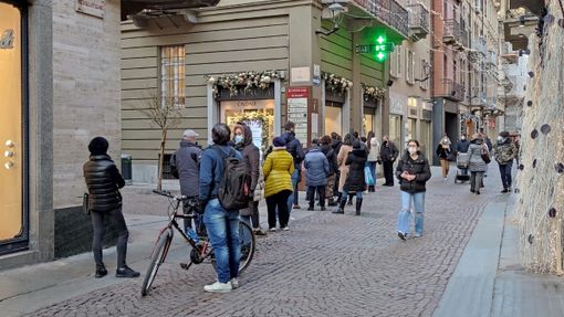 La coda per effettuare il tampone presso la Farmacia Via Maestra di Alba