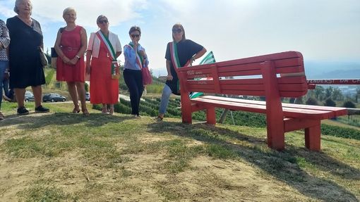 Anche a Neive panchine rosse per sensibilizzare sul tema della violenza di genere (nella foto quella recentemente installata a Guarene)