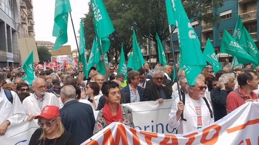 Marcia della Salute, manifestanti sotto la Regione: "La sanità pubblica non si vende"
