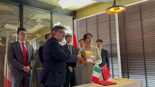 Roberto Cerrato, presidente dell’Istituto Italiano per la salvaguardia del patrimonio culturale vitivinicolo, durante la firma del protocollo