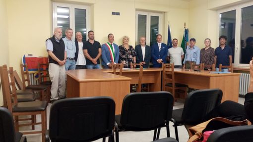 Il sindaco Antonio Iovieno con il nuovo consiglio comunale di Cravanzana