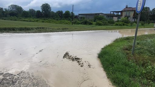 Strade trasformate in canali d'acqua nelle frazioni di Neive