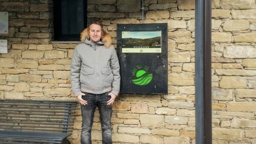 Emanuele Sottimano, il sindaco di Niella Belbo, di fianco al totem della "Langa del Sole"