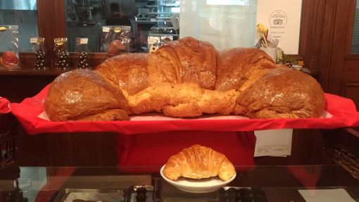 Bello, grande e soprattutto buono: il croissant gigante di Chocolat d'Art, per regalare un sorriso Bello, grande e soprattutto buono: il croissant gigante di Chocolat d'Art, per regalare un sorriso