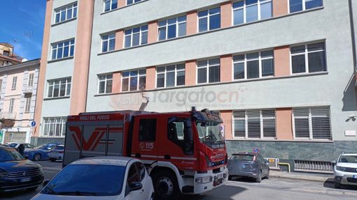 Falso allarme incendio al Tribunale Civile di Cuneo, evacuato l'edificio Falso allarme incendio al Tribunale Civile di Cuneo, evacuato l'edificio