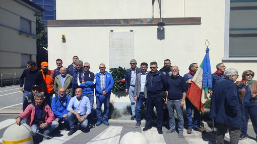 All'Alstom di Savigliano deposta una corona per gli operai della Resistenza [FOTO]