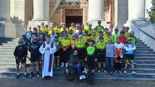 Il gruppo di ciclisti con don Enzo al Santuario della Madonna dei Fiori di Bra (foto di Stefano Tibaldi)