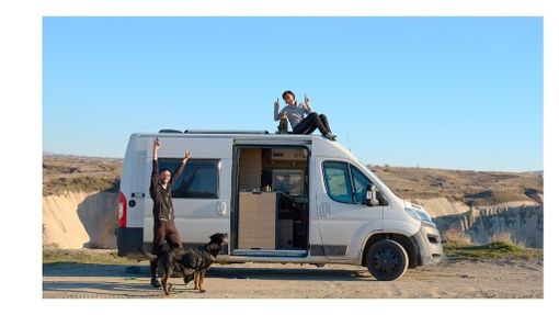 Il team "Vandipety" : Sara Moressa, Paolo Provera, il gatto Sakè e il cane Olimpia che è deceduto mesi fa in Mongolia