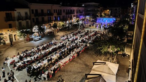 Un successo la cena del Ricetto a Boves: 500 persone in piazza tra buon cibo e amicizia (Foto) Un successo la cena del Ricetto a Boves: 500 persone in piazza tra buon cibo e amicizia (Foto)