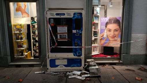 Cuneo, dato alle fiamme il dispenser automatico della Farmacia Vivalda: "I vostri bollenti spiriti hanno incendiato il distributore" Cuneo, dato alle fiamme il dispenser automatico della Farmacia Vivalda: "I vostri bollenti spiriti hanno incendiato il distributore"