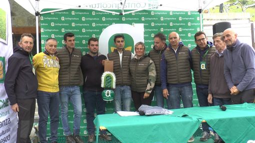 "Caluma el vache" celebra il ritorno a valle: premiato il malgaro Michele Gastaldi [VIDEO]
