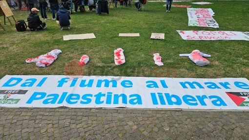 "La tregua è una menzogna": Cuneo torna in piazza con le luci contro il genocidio a Gaza "La tregua è una menzogna": Cuneo torna in piazza con le luci contro il genocidio a Gaza