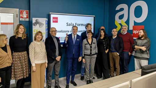 Il presidente Cirio visita Apro Formazione: la nuova sala docenti all'avanguardia e workstation di ultima generazione Il presidente Cirio visita Apro Formazione: la nuova sala docenti all'avanguardia e workstation di ultima generazione