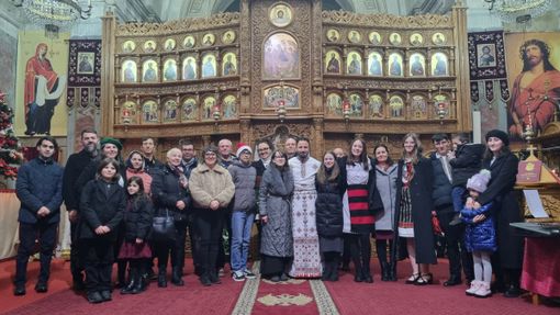 Nella foto padre Vasile Doroftei in mezzo alla comunità ortodossa di Bra, dopo la benedizione Nella foto padre Vasile Doroftei in mezzo alla comunità ortodossa di Bra, dopo la benedizione