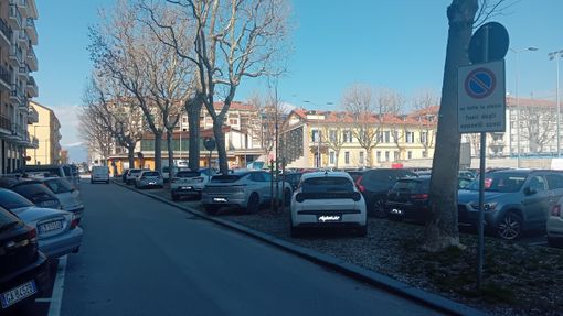 Piazza Martiri della Libertà, degrado e parcheggio selvaggio tra promesse mancate