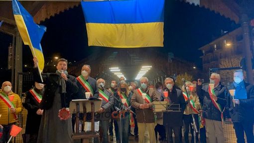 Alcuni momenti del sit in che era stato organizzato in piazza Ellero