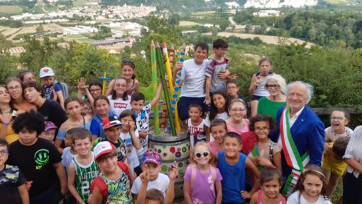 I 'cittadini' di Mini Piozzo realizzano un 'portamatite' gigante per il belvedere dell'Albarosa [FOTO]