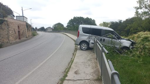 Dronero: auto perde il controllo e sfonda le barriere di protezione della corsia opposta