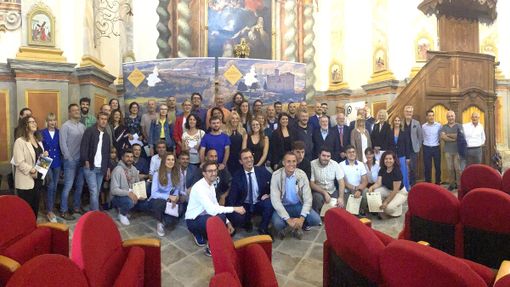 Foto di gruppo per gli allievi dei tre corsi tenuti da Alba Accademia Alberghiera