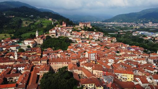 In foto una visione aerea del centro di Costigliole