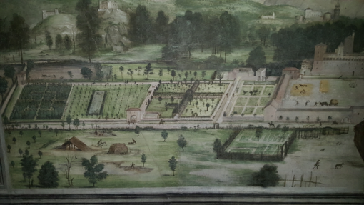L’affresco, opera del pittore-agrimensore saviglianese Pietro Dolce, raffigurante gli antichi giardini annessi ai castelli di Lagnasco, che rivivranno durante la passeggiata