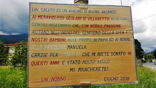 Il cartello affisso di fronte alla scuola di Villaretto, a Bagnolo Piemonte Il cartello affisso di fronte alla scuola di Villaretto, a Bagnolo Piemonte