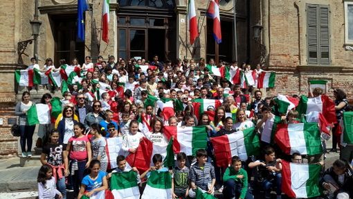 Bandiere tricolori ai ragazzi dell’ultimo anno della primaria di Bra