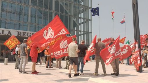 Giorgio Airaudo, segretario generale di Cgil Piemonte, consegna gli esposti al governatore Cirio