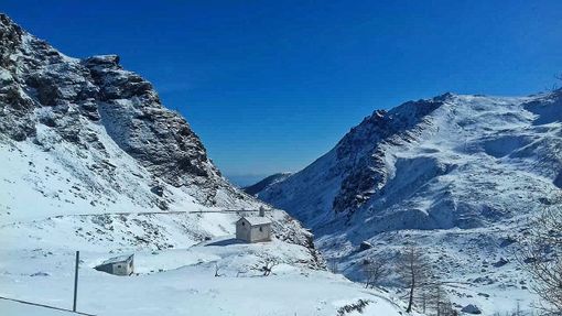 La chiesetta del Pian del Re sotto la neve, nella foto del guardiaparco Daniele Garabello