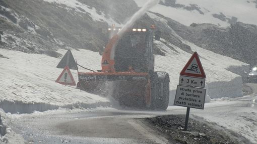 Le operazioni di pulizia del Colle dell'Agnello, in un'immagine di repertorio Le operazioni di pulizia del Colle dell'Agnello, in un'immagine di repertorio