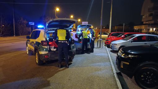 Cuneo, controlli della Municipale in via Silvio Pellico: fermati due soggetti in stato di alterazione