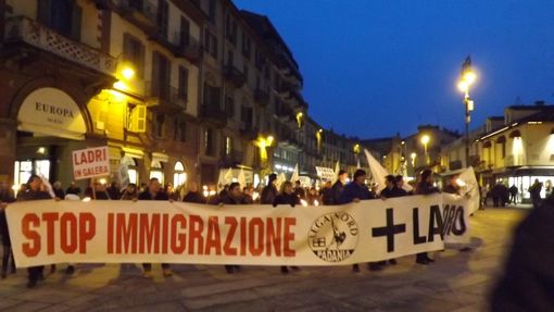 La fiaccolata della Lega Nord in corso Italia a Saluzzo