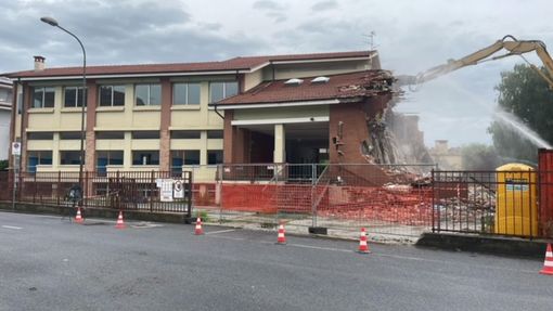 Sono iniziati i lavori di abbattimento della scuola Oltremaira