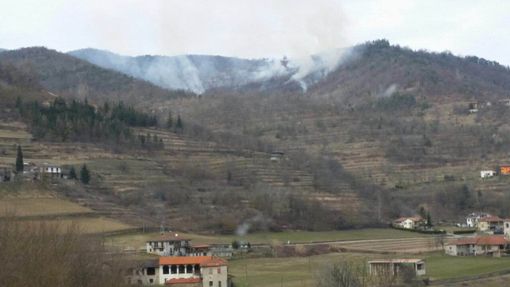 Le fiamme divampano sulle alture tra Gorzegno e Feisoglio