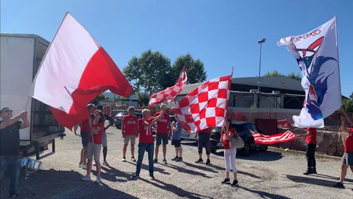 I tifosi hanno accolto le ragazze cuneesi con cori, bandiere e striscioni di benvenuto I tifosi hanno accolto le ragazze cuneesi con cori, bandiere e striscioni di benvenuto