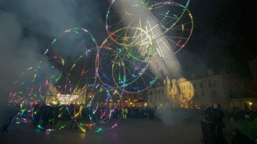 A Cuneo si accende il Natale: l’albero della vita dà il via agli eventi [FOTO E VIDEO]