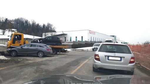 Scontro frontale tra due auto, lunghe code lungo la provinciale ai piedi di Verduno