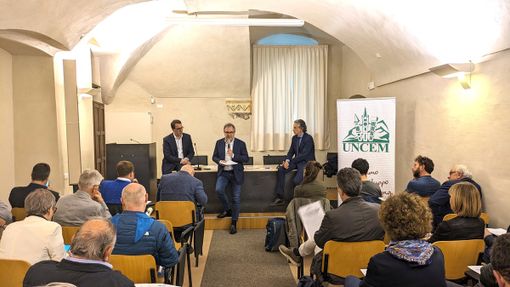 Marco Gallo interviene durante il dibattito Uncem di Caraglio