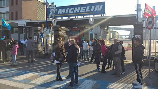 Il presidio davanti ai cancelli dello stabilimento di Ronchi