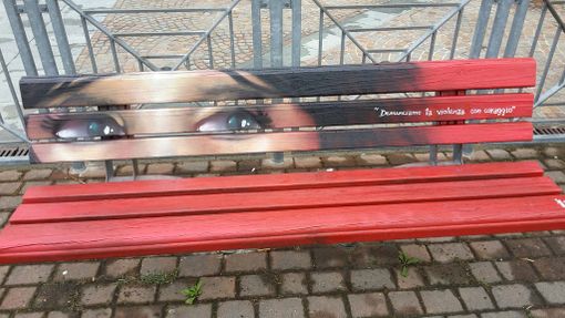 Violenza e femminicidio: anche a La Morra una "panchina rossa" di Karim Cherif Violenza e femminicidio: anche a La Morra una "panchina rossa" di Karim Cherif