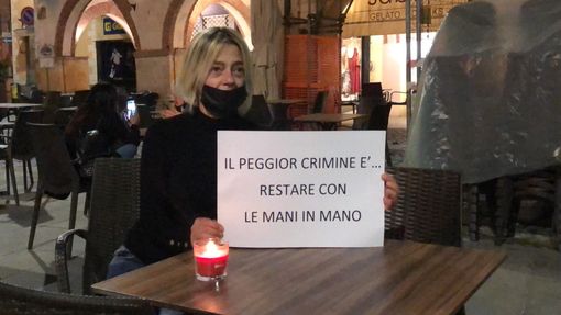"Il peggior crimine è...restare con le mani in mano", la protesta silenziosa dei bar di Savigliano contro la chiusura delle 18