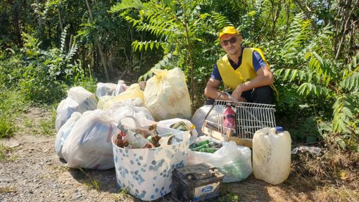 Parte dei rifiuti raccolti dai volontari