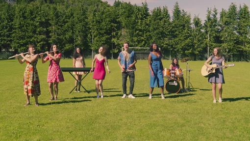 Un fotogramma del video di "Saber Decalé" - Foto da Facebook