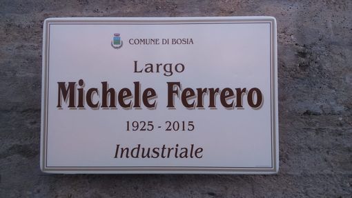 La targa di Largo Michele Ferrero, la piazza dedicata dal comune di Bosia all'imprenditore albese