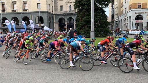 Un passaggio in centro Varese della Tre Valli Varesine, la corsa che ogni anno mostra a tutto il mondo gli splendidi paesaggi prealpini: strade da scoprire per tutti gli amanti delle due ruote Un passaggio in centro Varese della Tre Valli Varesine, la corsa che ogni anno mostra a tutto il mondo gli splendidi paesaggi prealpini: strade da scoprire per tutti gli amanti delle due ruote